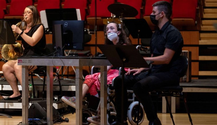 Szemük mozgatásával hárfázhatnak a mozgáskorlátozott zenészek