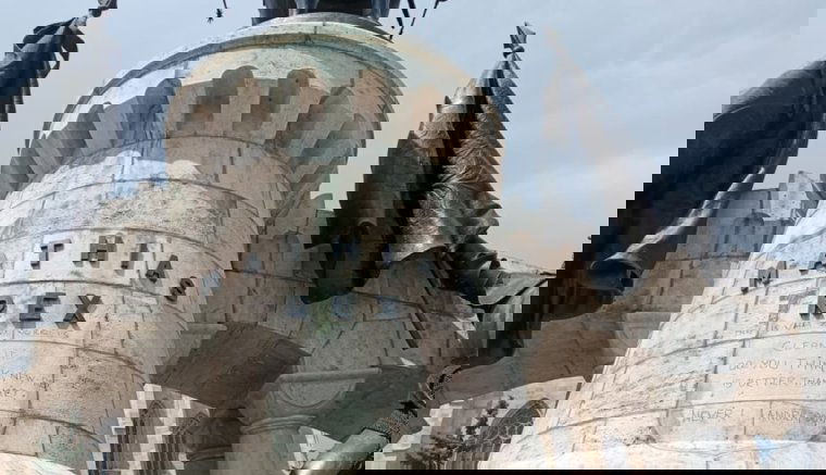 Megrongálták a kolozsvári Mátyás-szoborcsoportot