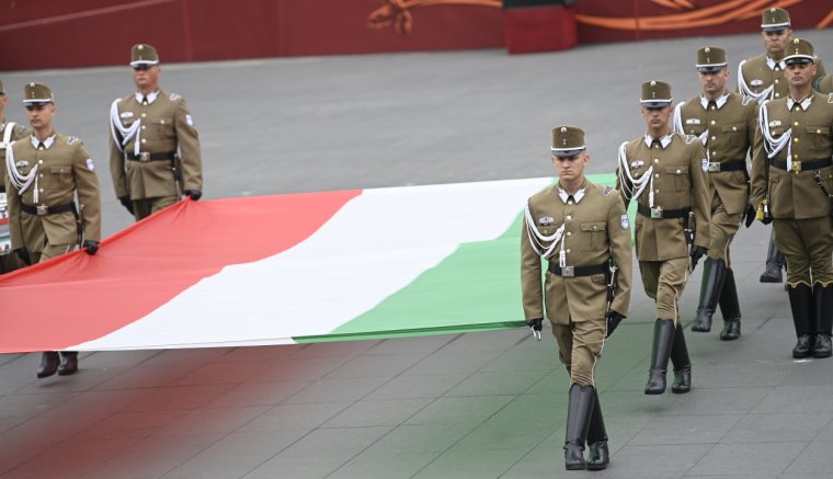 Augusztus 20. - Felvonták a nemzeti lobogót az Országház előtt