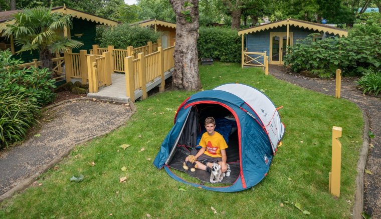 Maratoni sátorozással több mint 600 ezer font adományt gyűjtött egy 11 éves brit fiú