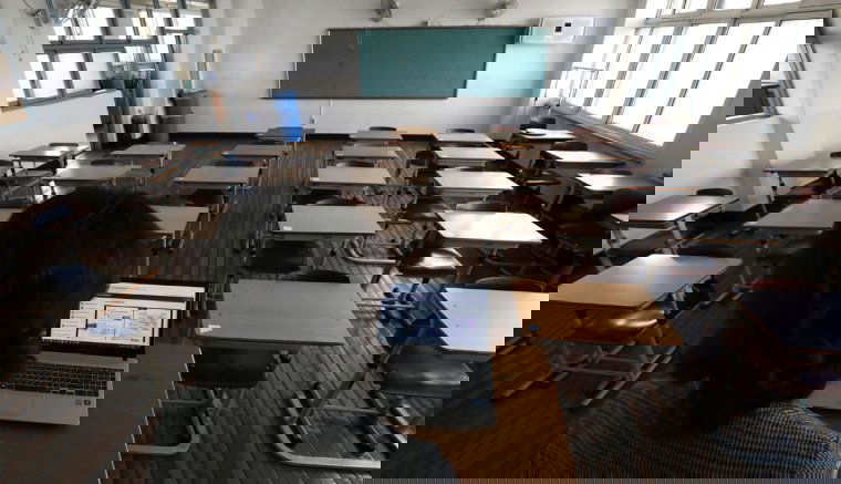 Online oktatásra térnek át a 60 százaléknál kisebb átoltottságú iskolák, a magas a fertőzöttségű településeken