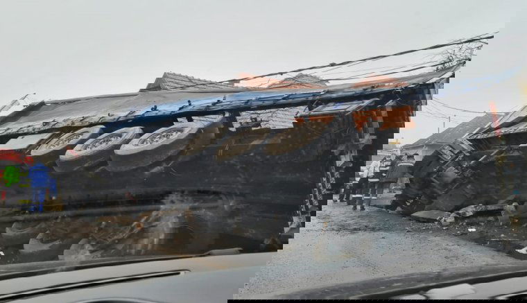 Kamion borult fel Csernátonban