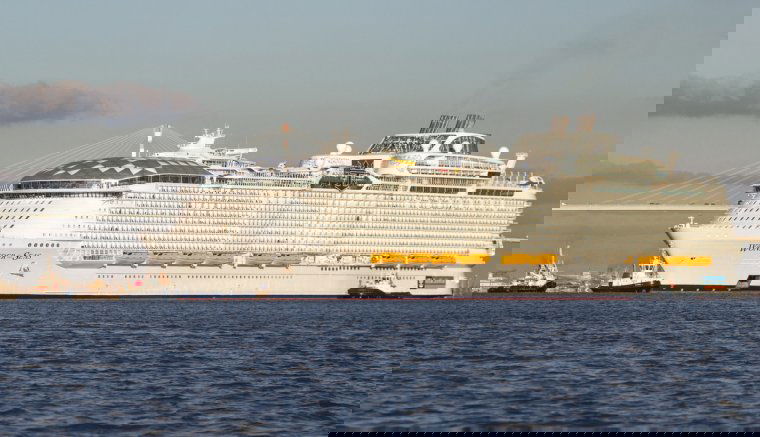 Vízre tették a világ legnagyobb tengerjáró hajóját