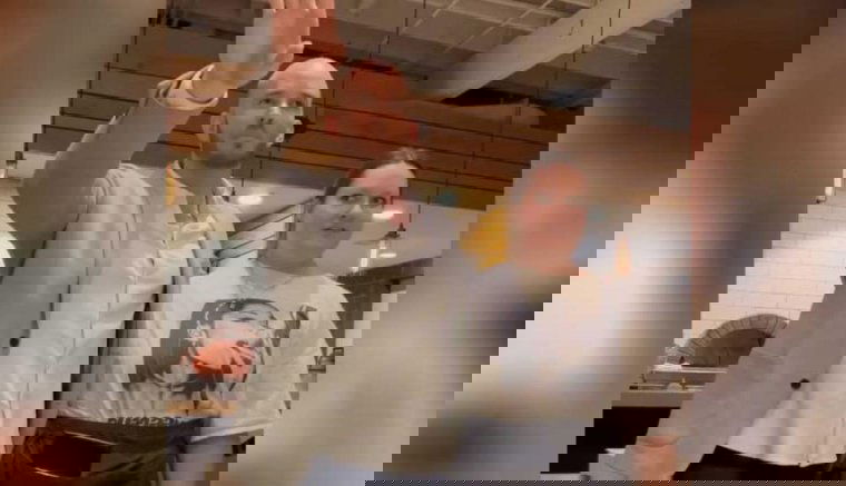 Elbocsátották a pincérnőt, mert túl nagy borravalót kapott