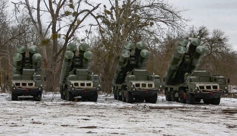 Oroszország visszavonja csapatai egy részét az ukrán határ mellől