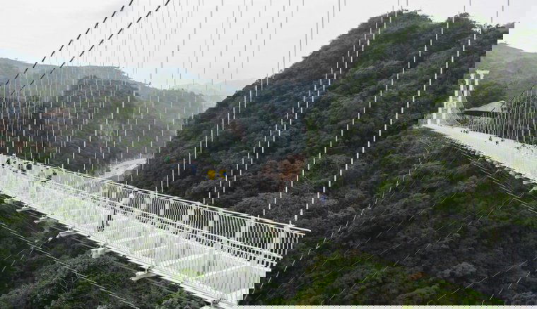 A világ leghosszabb üveghídját avatták fel Vietnamban