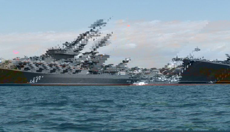 FRISSÍTVE: Kigyulladt és elsüllyedt az orosz Fekete-tengeri Flotta zászlóshajója