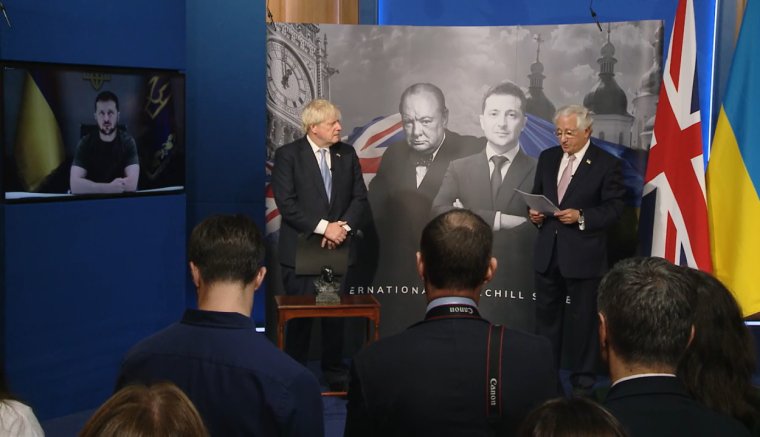 Boris Johnson Churchill-díjjal tüntette ki Zelenszkijt