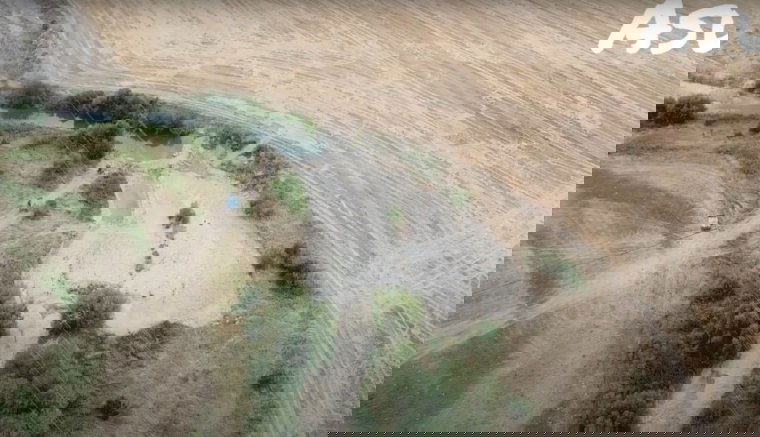 Gátat épített és elzárta a folyó útját egy Brassó megyei gazda