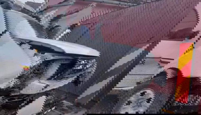 Ellopta és összetörte a rendőrségi autót