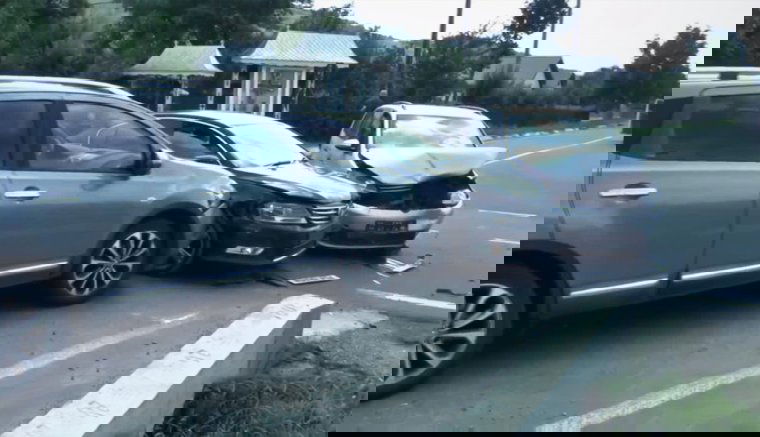 Három autó ütközött össze a veszélyes útkereszteződésről szóló riport közben