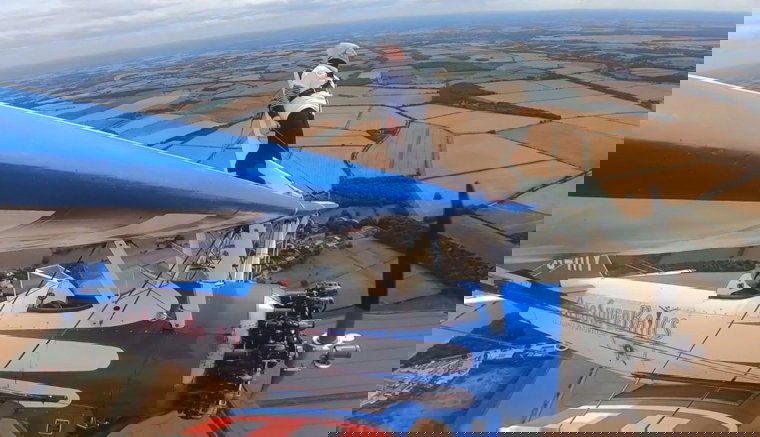 Repülő tetején utazott egy 93 éves nagyi