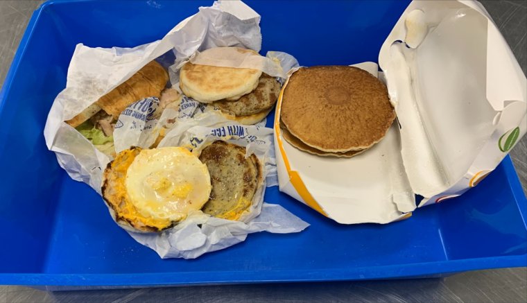 2000 dollárjába került pár csempészett szendvics egy utazónak