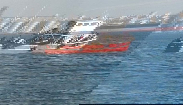 Többtucatnyi menekültet szállító fabárkát fogott el a parti őrség