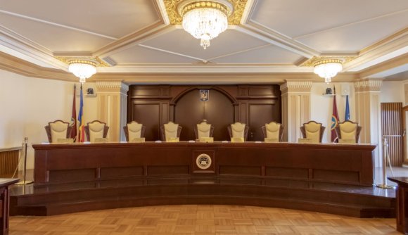 Ééééééés megint elhalasztotta az alkotmánybíróság a bírák és ügyészek különnyugdíjáról szóló döntést – hírmix