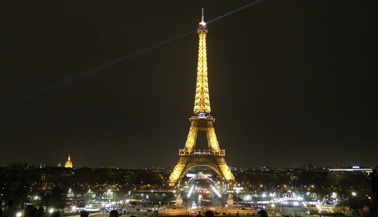 Korábban lekapcsolják az Eiffel-torony díszkivilágítását, hogy áramot spóroljanak
