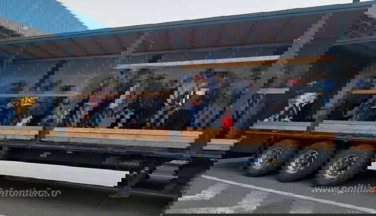 Egy kamion rakterében elrejtőzve próbált meg átjutni Magyarországra 72 menekült