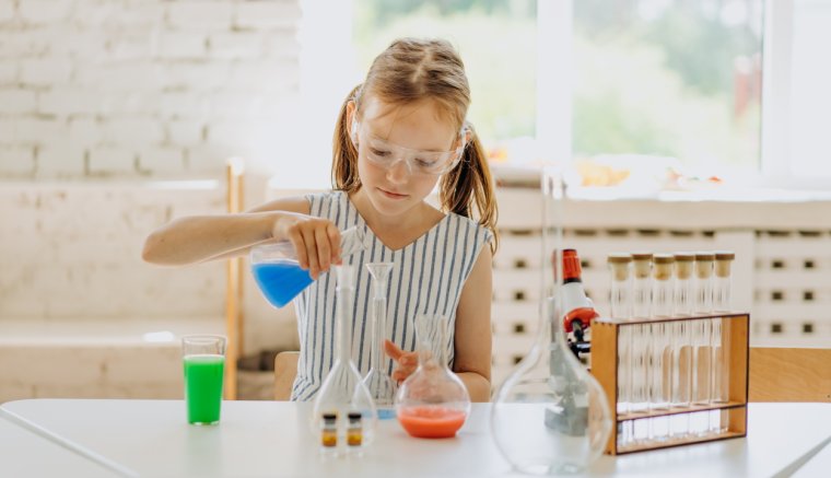 Felmérés: a tanárok szerint több pénzt kellene fordítani az iskolai laborokra