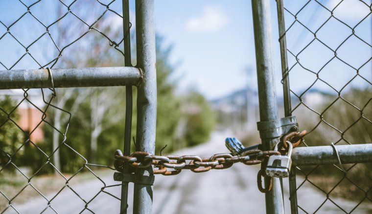 827 alkalmazott dolgozott 