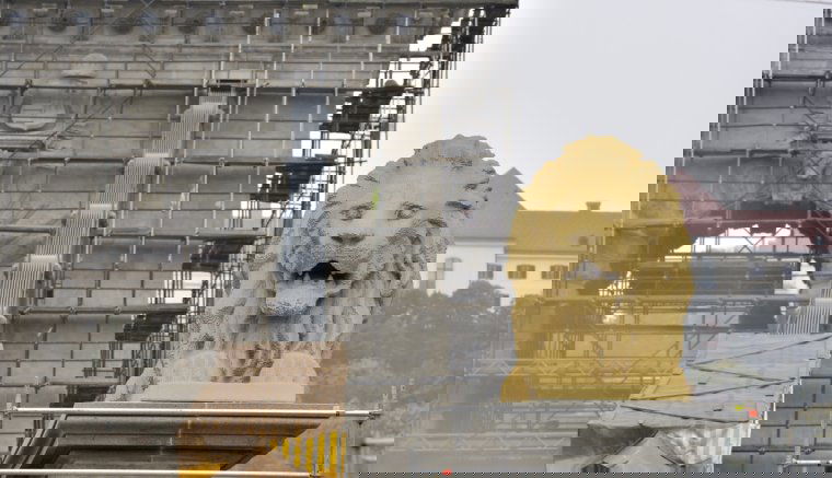 Lego-kockákból épített oroszlánt helyeztek el a Lánchídnál