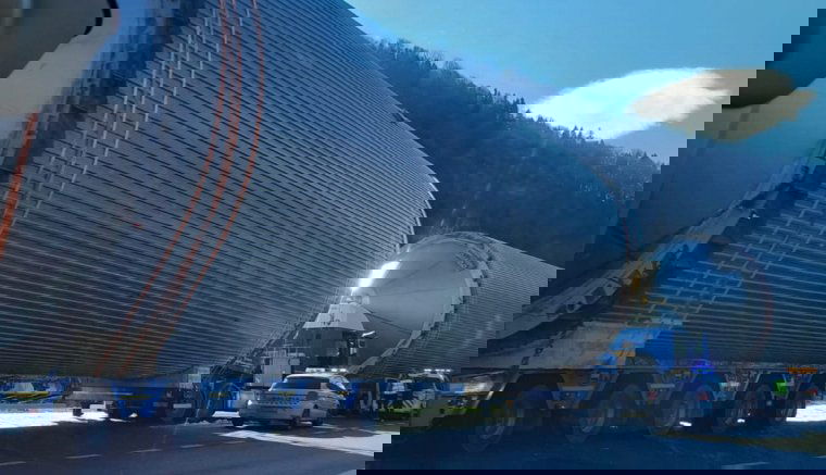 FRISSÍTVE: Túlméretes szállítmány halad át Kovászna megyén