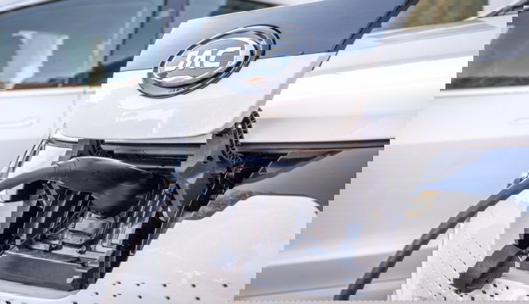 Több elektromos autó állt forgalomba az idén, mint az előző két évben együttvéve