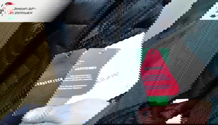 Közel 30 ezer eurót érő hamis ruhát és táskát találtak egy román kisteherautóban Magyarországon