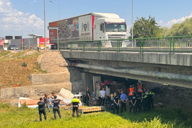 Híd alá költözött a kilakoltatott család, de elzavarták