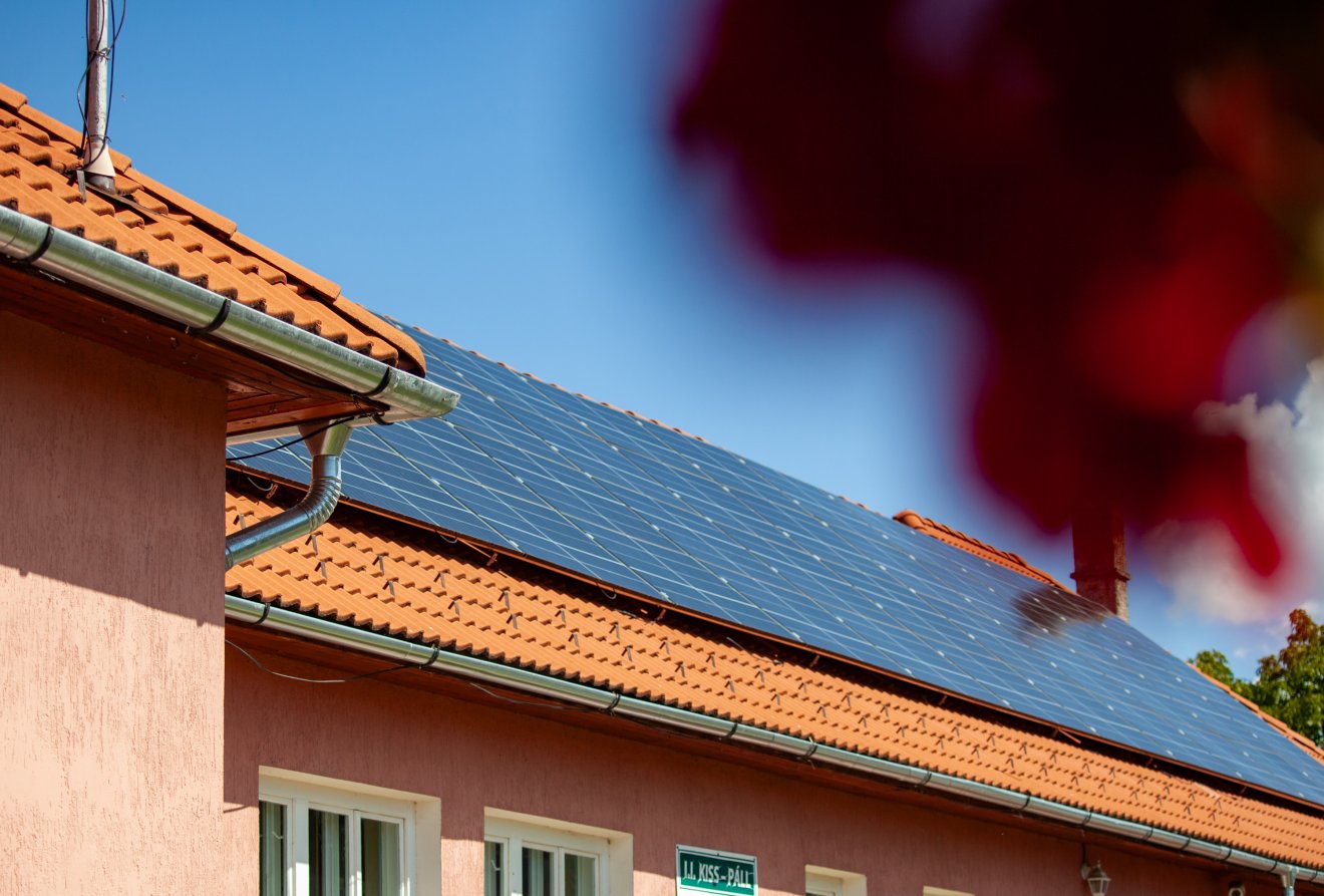 Nemcsak középületeken, hanem magánházakon is lehet napelem önkormányzati pályázattal. Képünk illusztráció 
