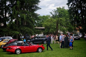 Retroautók parádéja Csernátonban