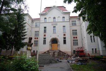 Lehet tüntetni, de a sepsiszentgyörgyi Mihai Viteazul Líceum felújításának még messze a vége