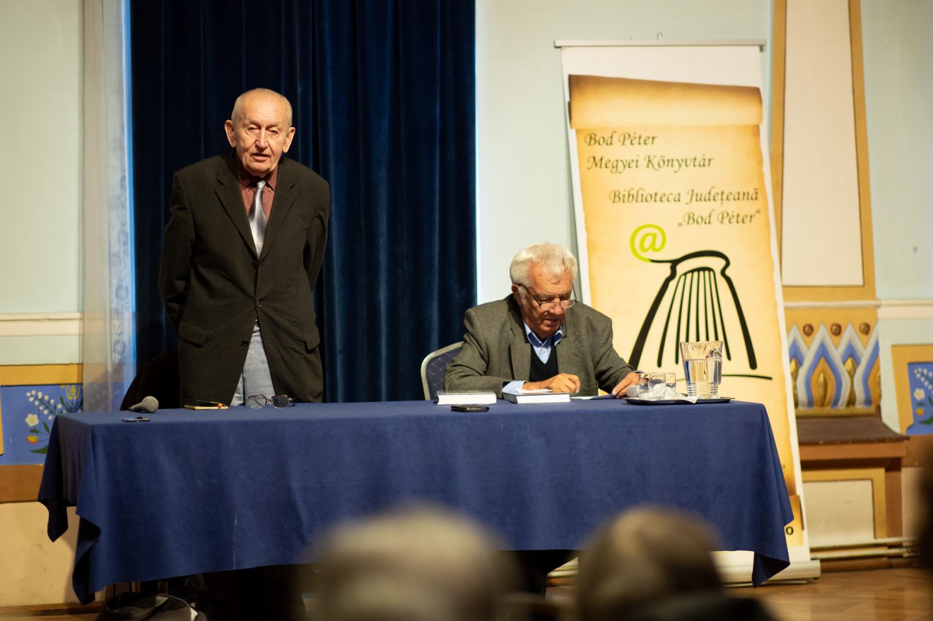 Elsőként Sepsiszentgyörgyön  mutatták be a Miért is éltem? című kötetet •  Fotó: Solymosi Incze Enikő