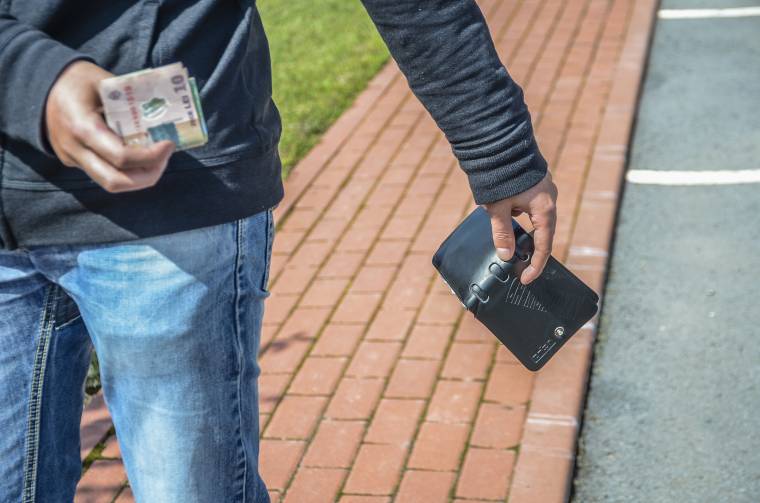 Kiskorúak lökték földre és rabolták ki