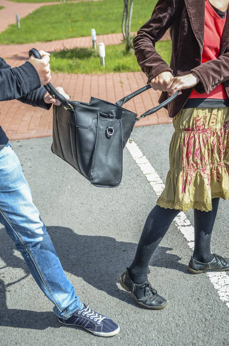Civilben lévő rendőr kapta el a mozgáskorlátozott nőt kiraboló fiatalt