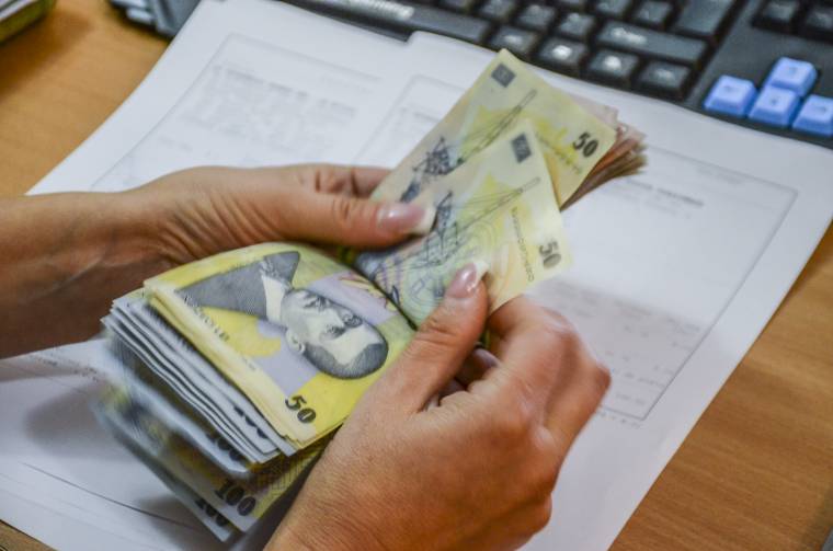 Hatvankét lejjel nőtt az átlagbér Romániában, a vendéglátóiparban jegyezték a legkisebb átlagkeresetet