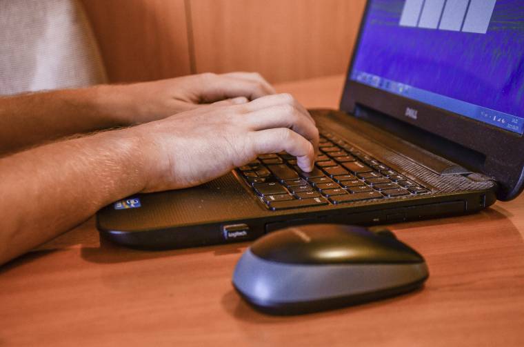 Ilyen is van már: bírságot kaptak, mert Facebook-csoportban szidták a polgármestert