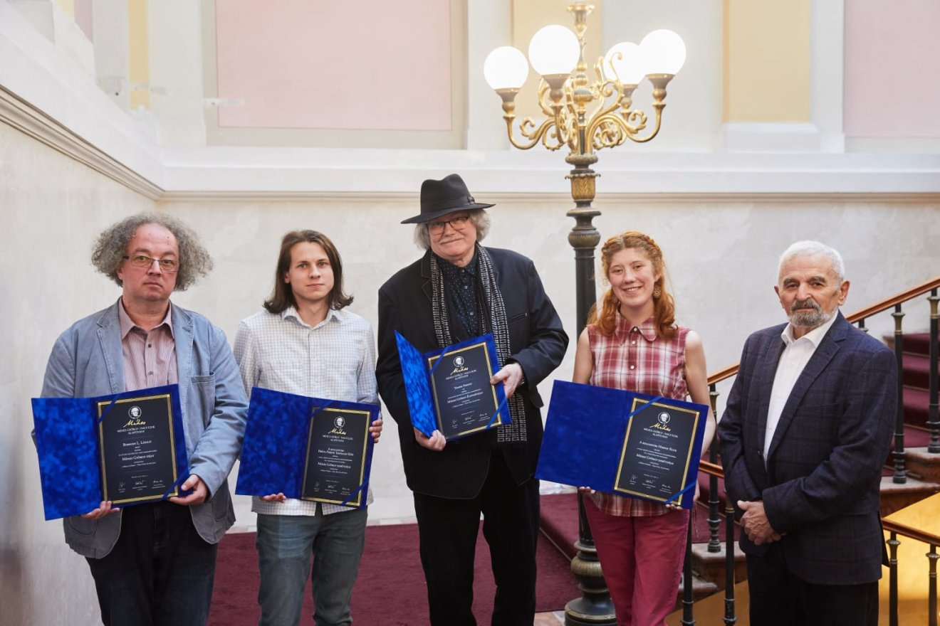 Borsodi L. László, Nagy Zalán, Temesi Ferenc, Péter Blanka és Király László a Méhes-díjjal •  Fotó: Hatlaczki Balázs