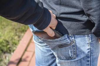 Mobiltelefont lopott az „ölelés módszerével” – így ne dőljünk be a tolvajtrükknek