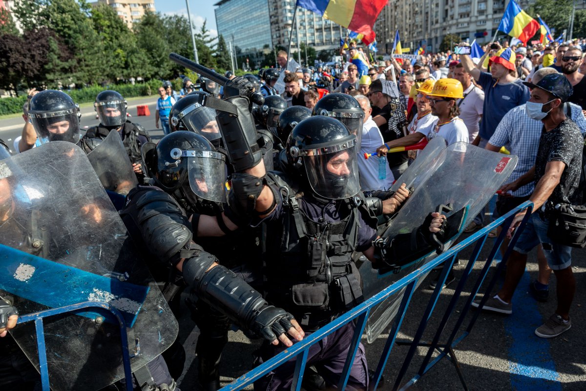 Évforduló. Egy évvel a tavalyi, csendőrök által szétvert tüntetés után ismét utcára vonul az ellenzék •  Fotó: Inquam Photos/Liviu Florin Albei