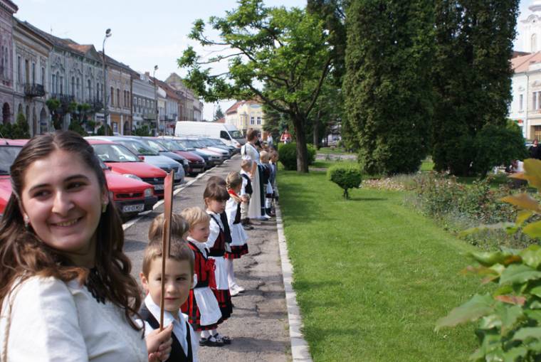 Rendhagyó flashmob: óvodások a főtéren