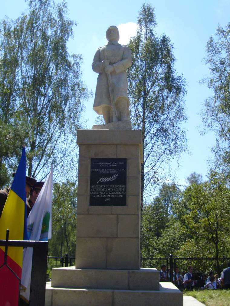 Hazatért a honvédszobor