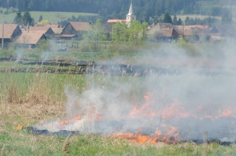 Szigorúan büntetik a tarlóégetést: jogi személyekre akár 50 ezer lejes bírságot is kiszabhatnak