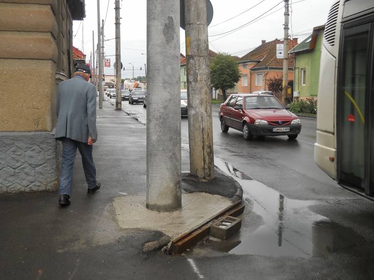 Leállt a kifogásolt szatmári útszélesítés
