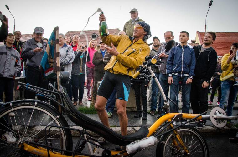 Magányos udvarhelyi fekvőbringás a Föld körül