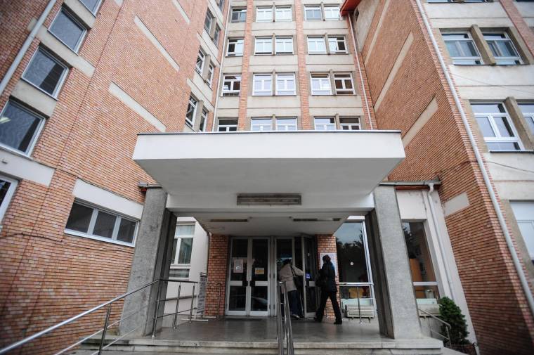 Vitatják a kormány kórházaknak szánt gyorssegélyét