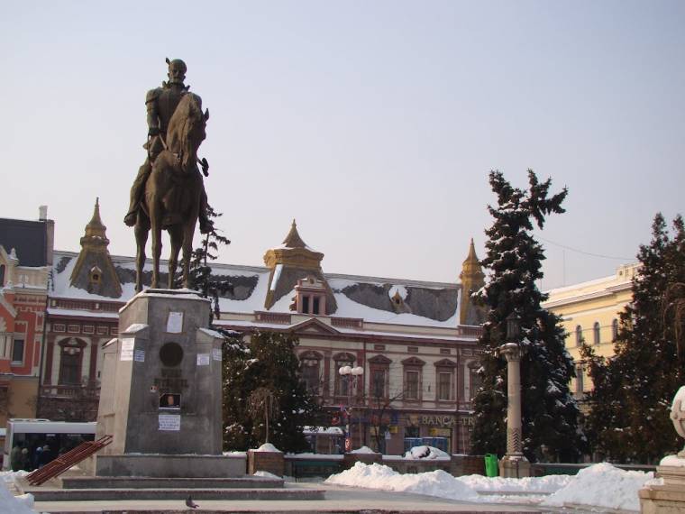Marasztalnák Mihai Viteazul szobrát a váradi főtéren