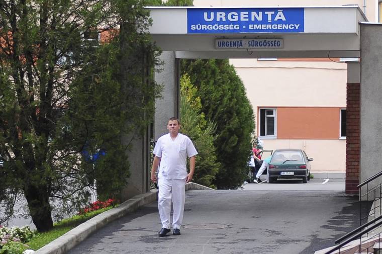 Csökkent a külföldön munkát vállaló orvosok száma: az egészségügyi miniszter szerint egyre többen térnek vissza az országba
