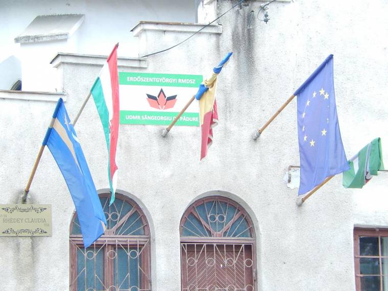 Újabb pénzbírság az erdőszentgyörgyi zászlók miatt