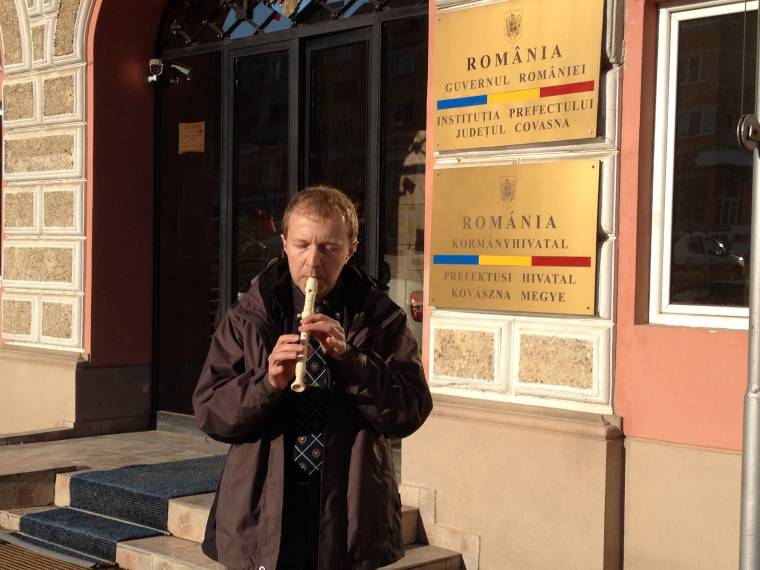 Himnuszrepertoárral, furulyaszóval tiltakozott Hantz