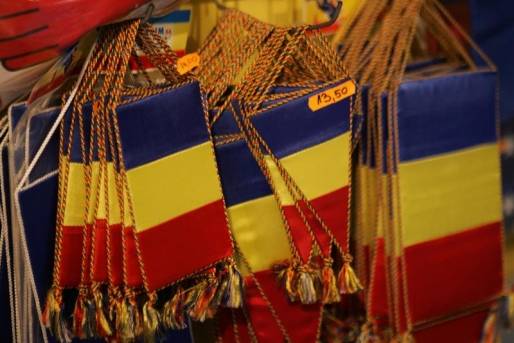 Trikolórerdő a Székelyföldre: zászlókat kapnak ajándékba a románok